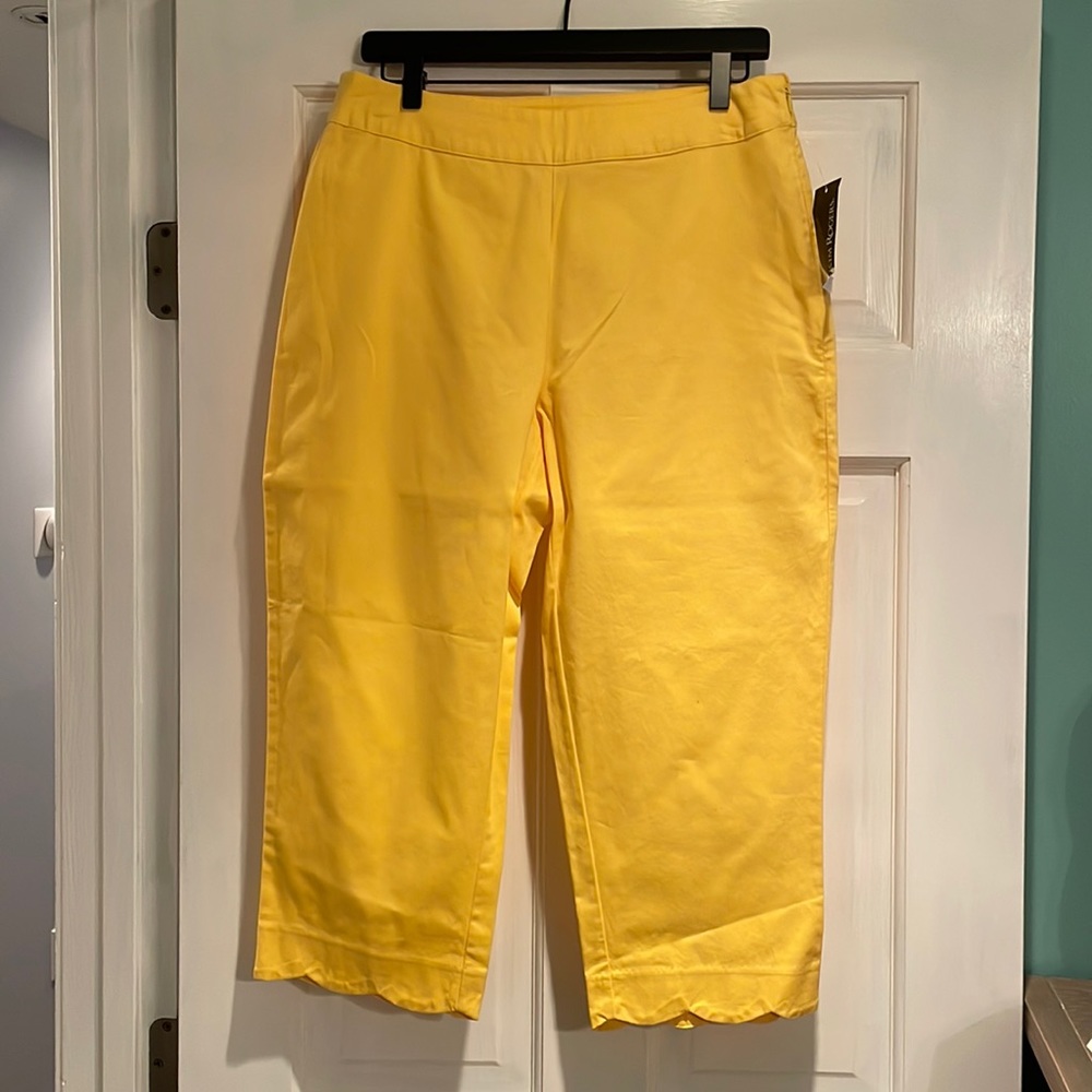 NWT Belk Kim Rogers Twill Scallop Capri